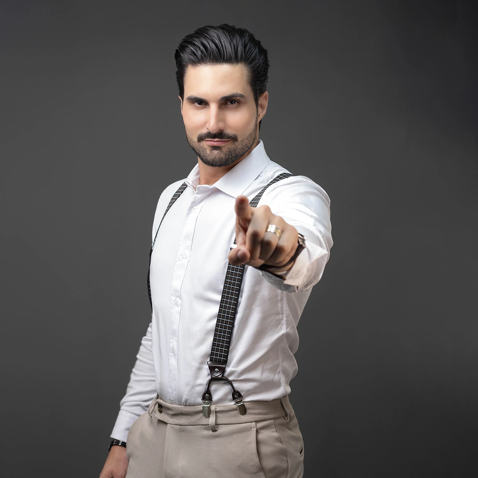 Retrato empresarial moderno para uso institucional