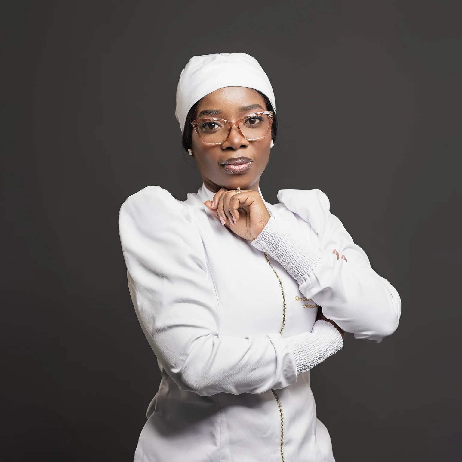 Ensaio corporativo com fundo neutro em estúdio