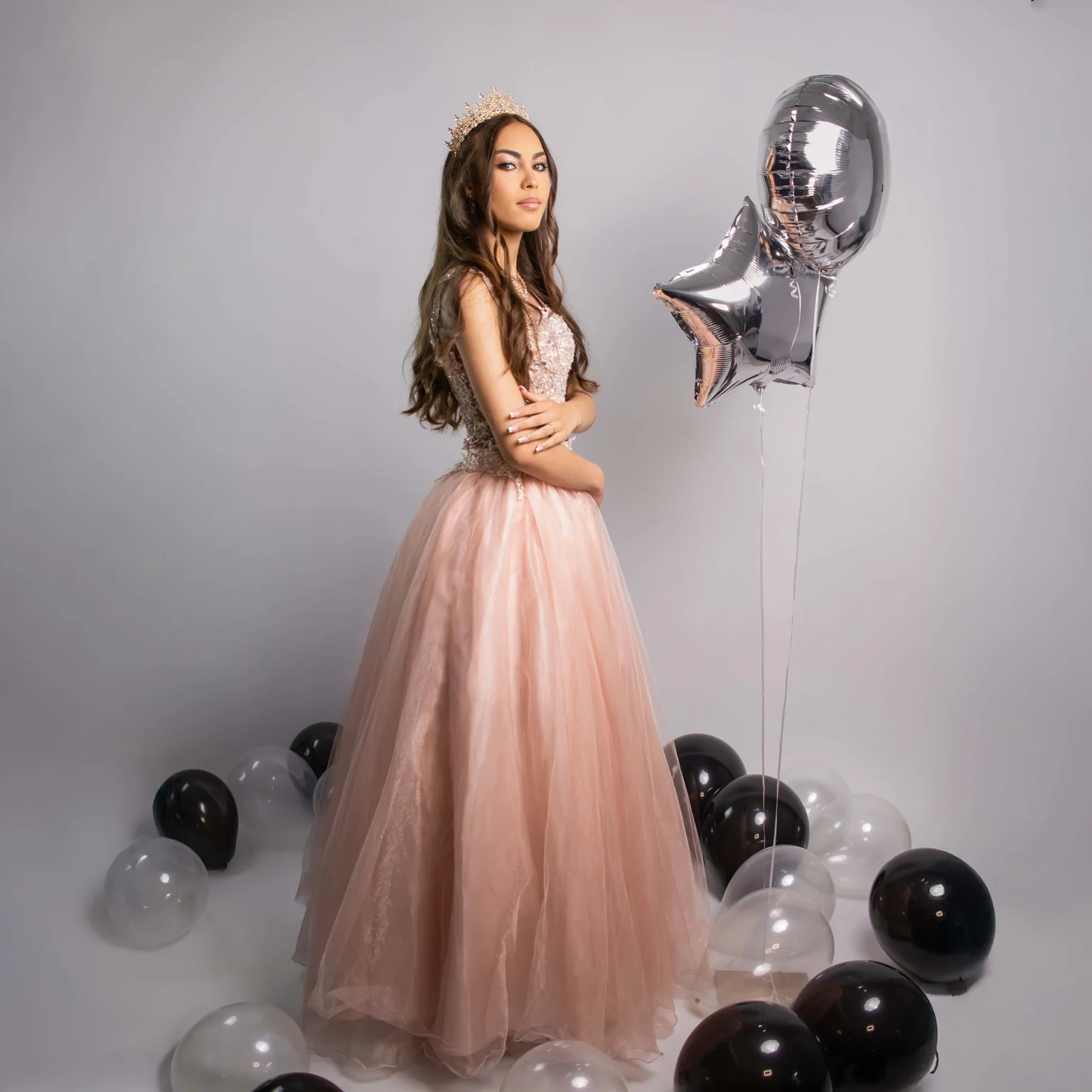 Ensaio de 15 anos em Curitiba com estilo moderno em estúdio.