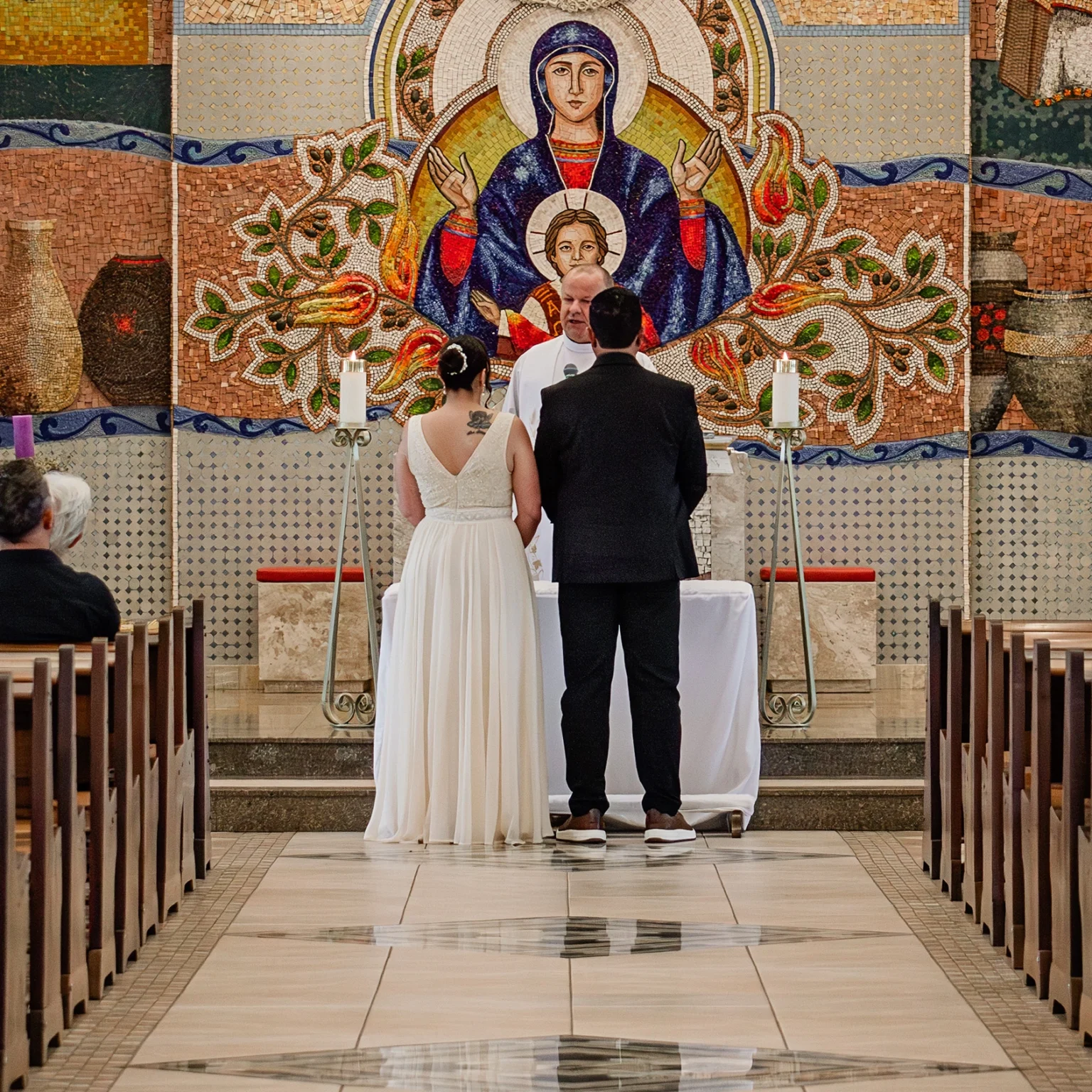 Fotógrafo do casamento registrando noiva, noivo e o Padre na Igreja em Curitiba-PR