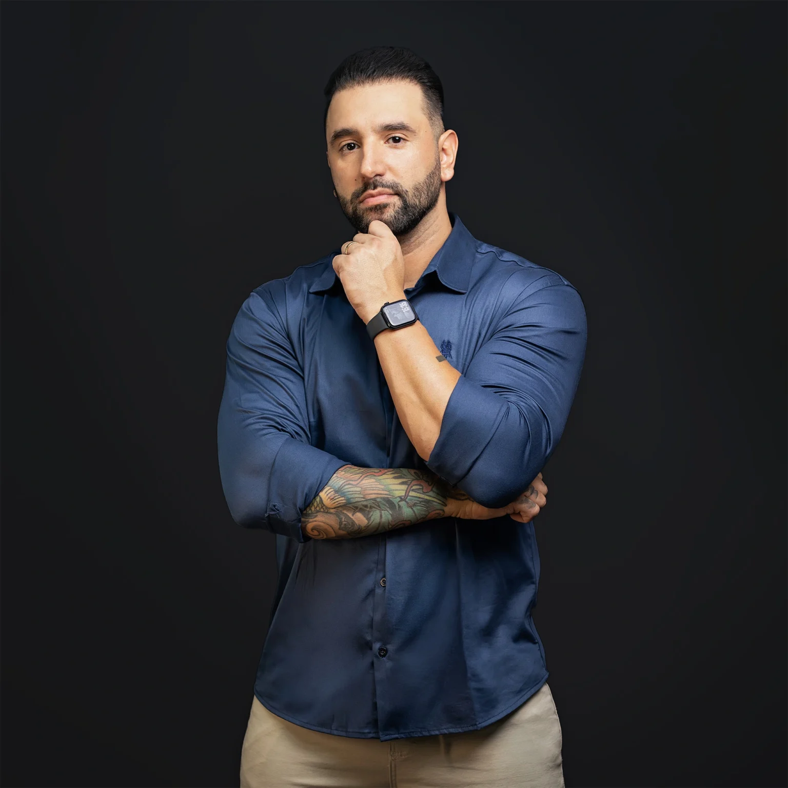 Ensaio corporativo com direção de poses em estúdio de Curitiba