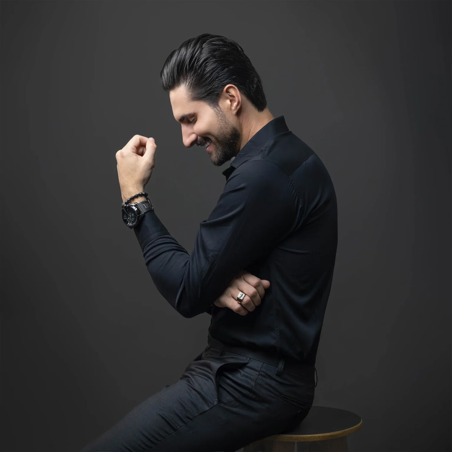 Ensaio corporativo com iluminação profissional em estúdio de Curitiba