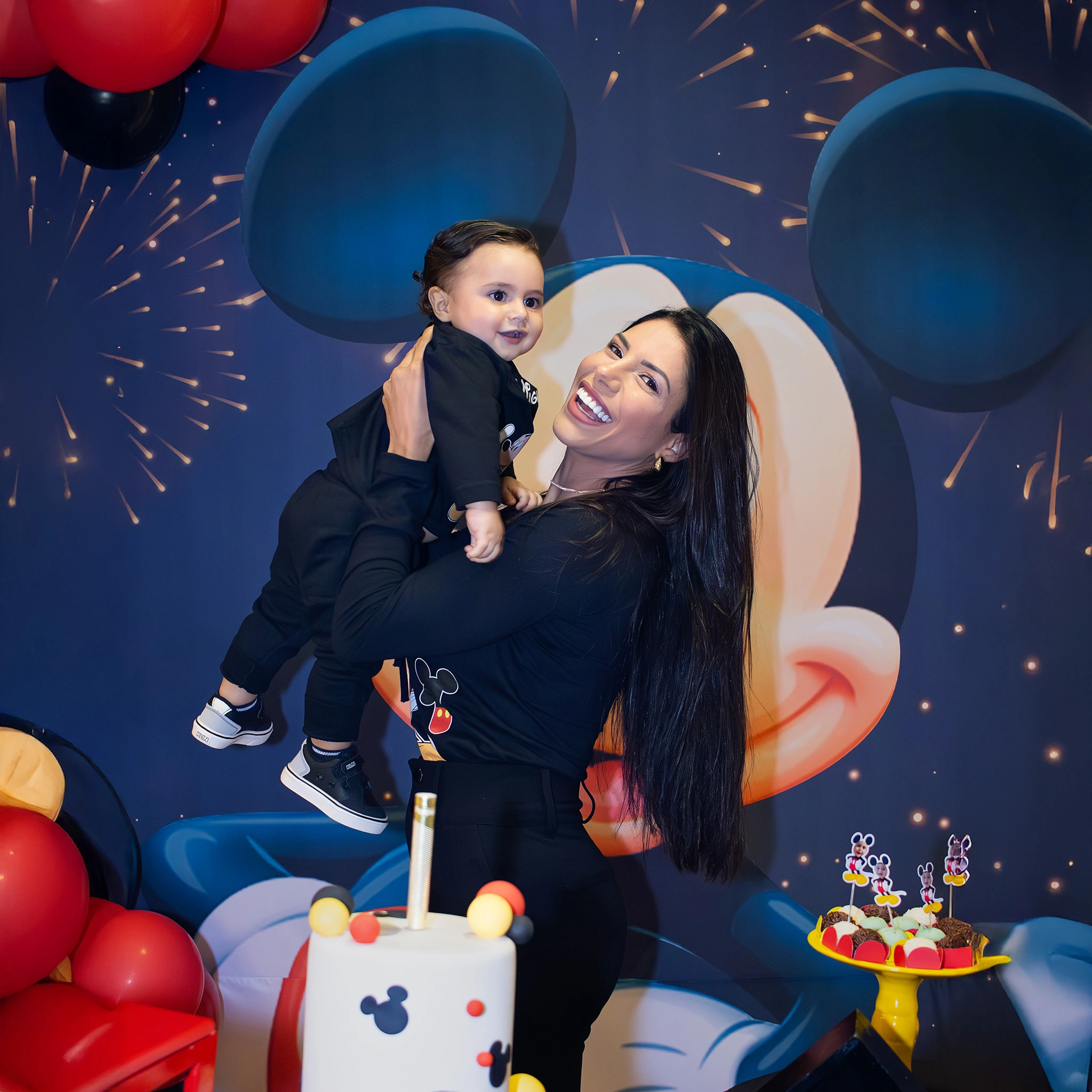 Fotografia profissional de festa infantil em Curitiba com criança brincando durante o aniversário