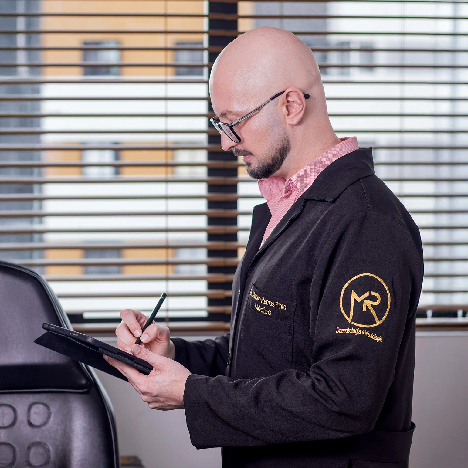 Fotografia institucional em Curitiba com colaboradores em interação