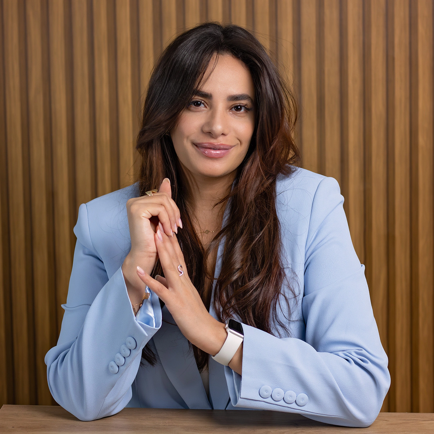 Retrato feito por fotógrafo de Curitiba com iluminação de estúdio.