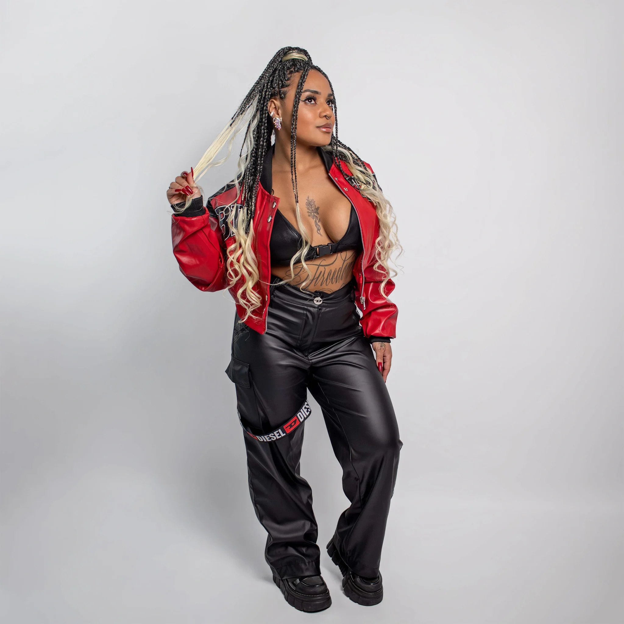 Retrato feminino profissional em estúdio em Curitiba com pose elegante