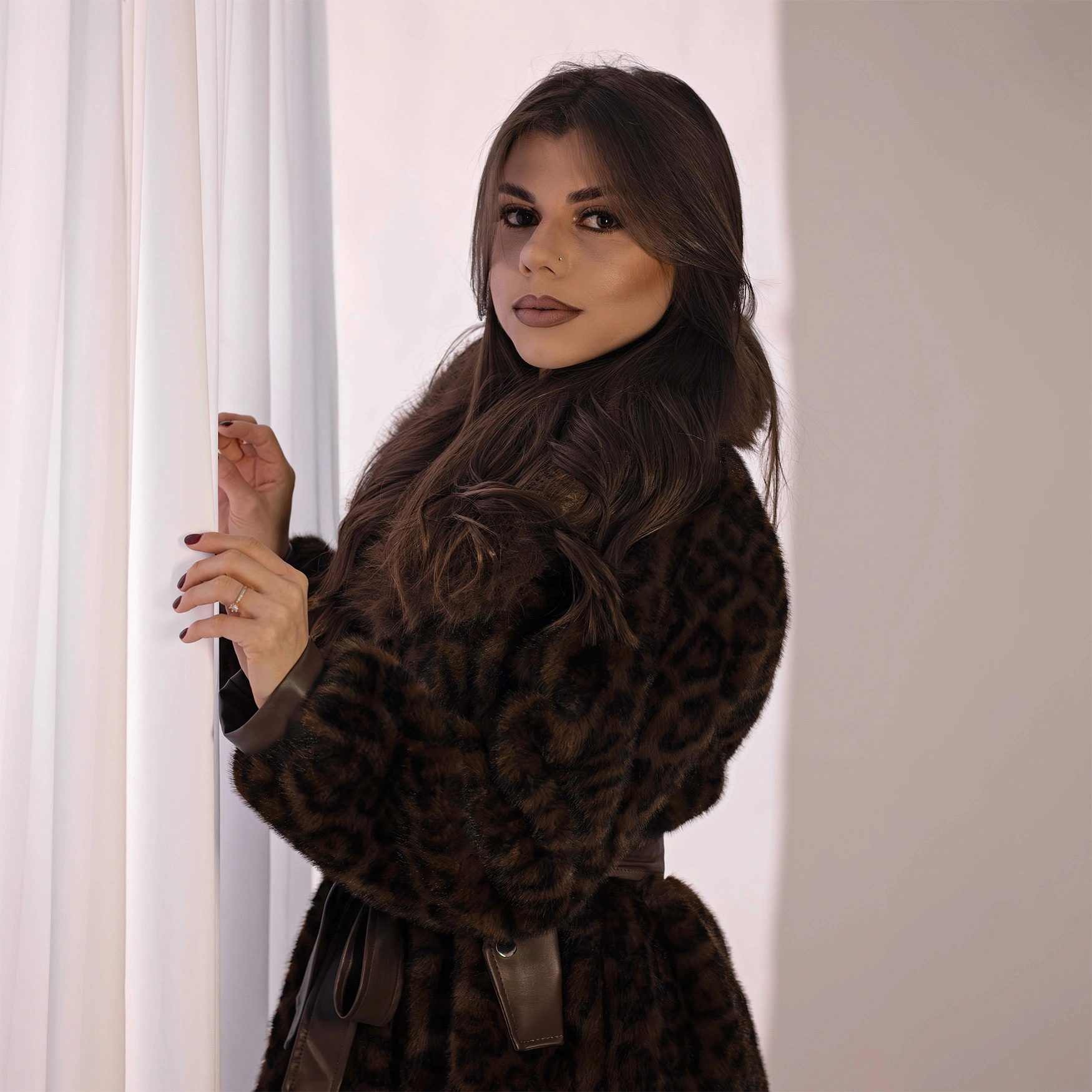 Sessão feminina delicada em estúdio em Curitiba com poses suaves