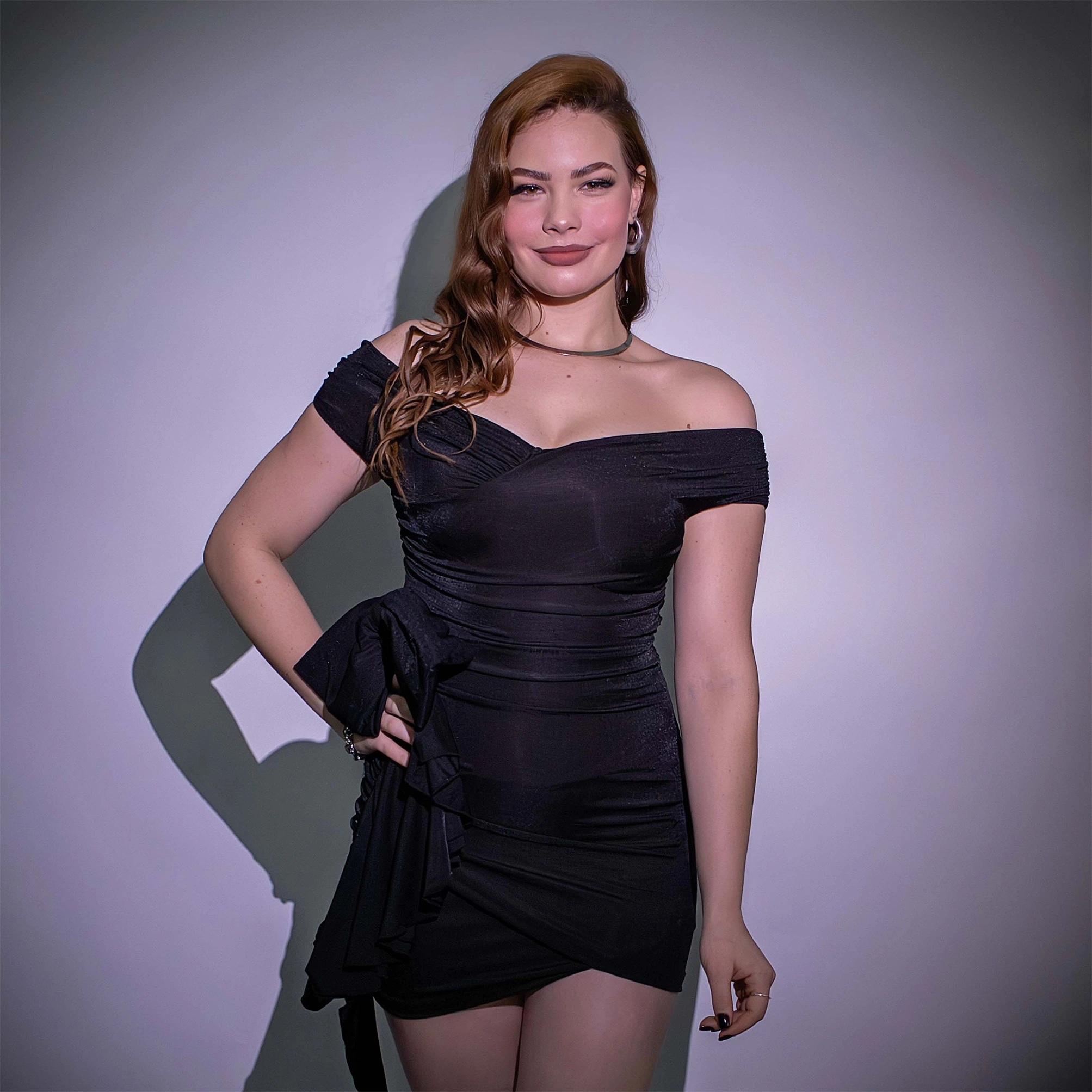 Retrato feminino em estúdio em Curitiba transmitindo confiança e empoderamento