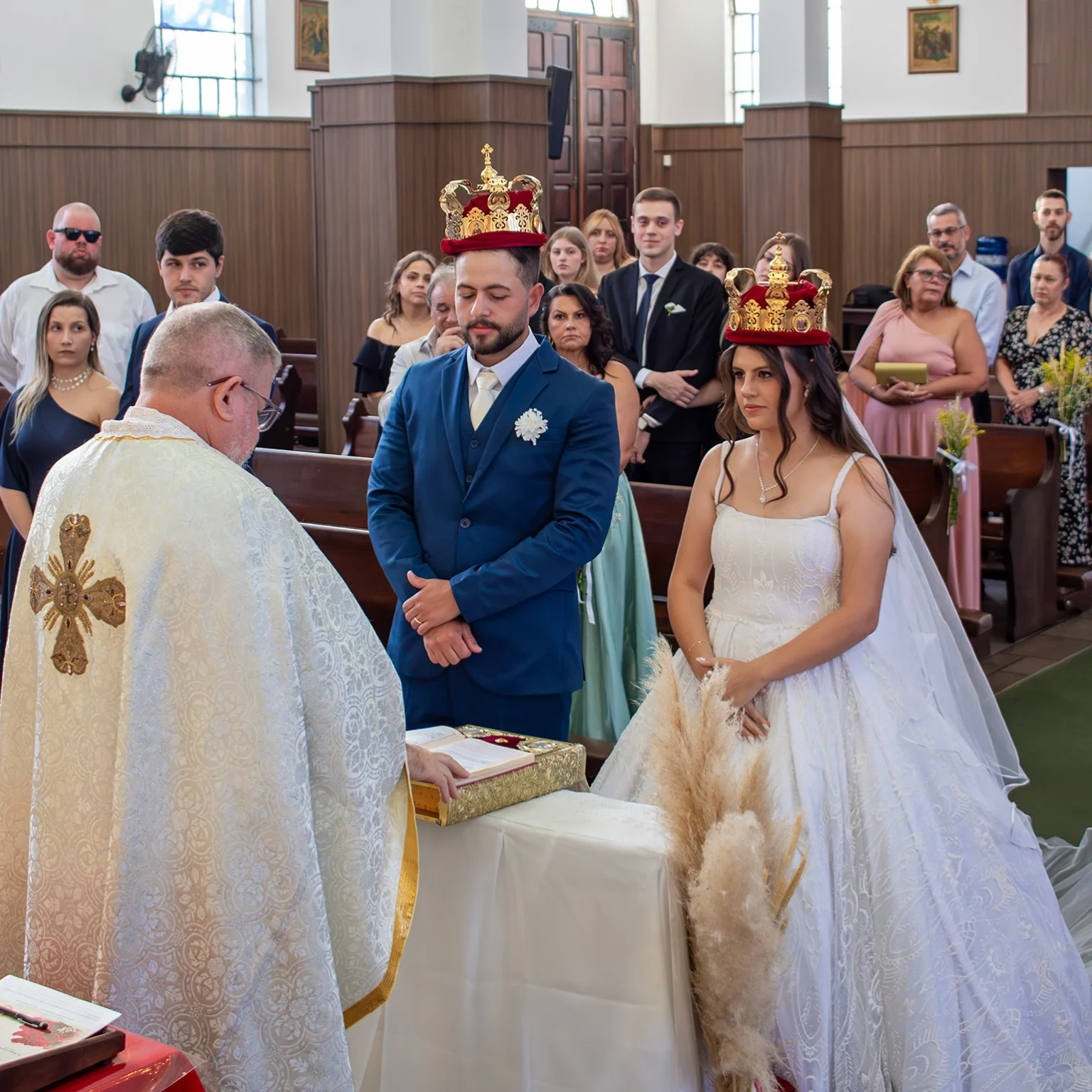 Noivos durante cerimônia de casamento no altar