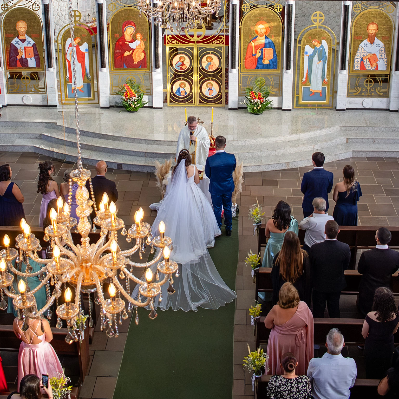 Cerimônia de casamento com padre conduzindo celebração no altar