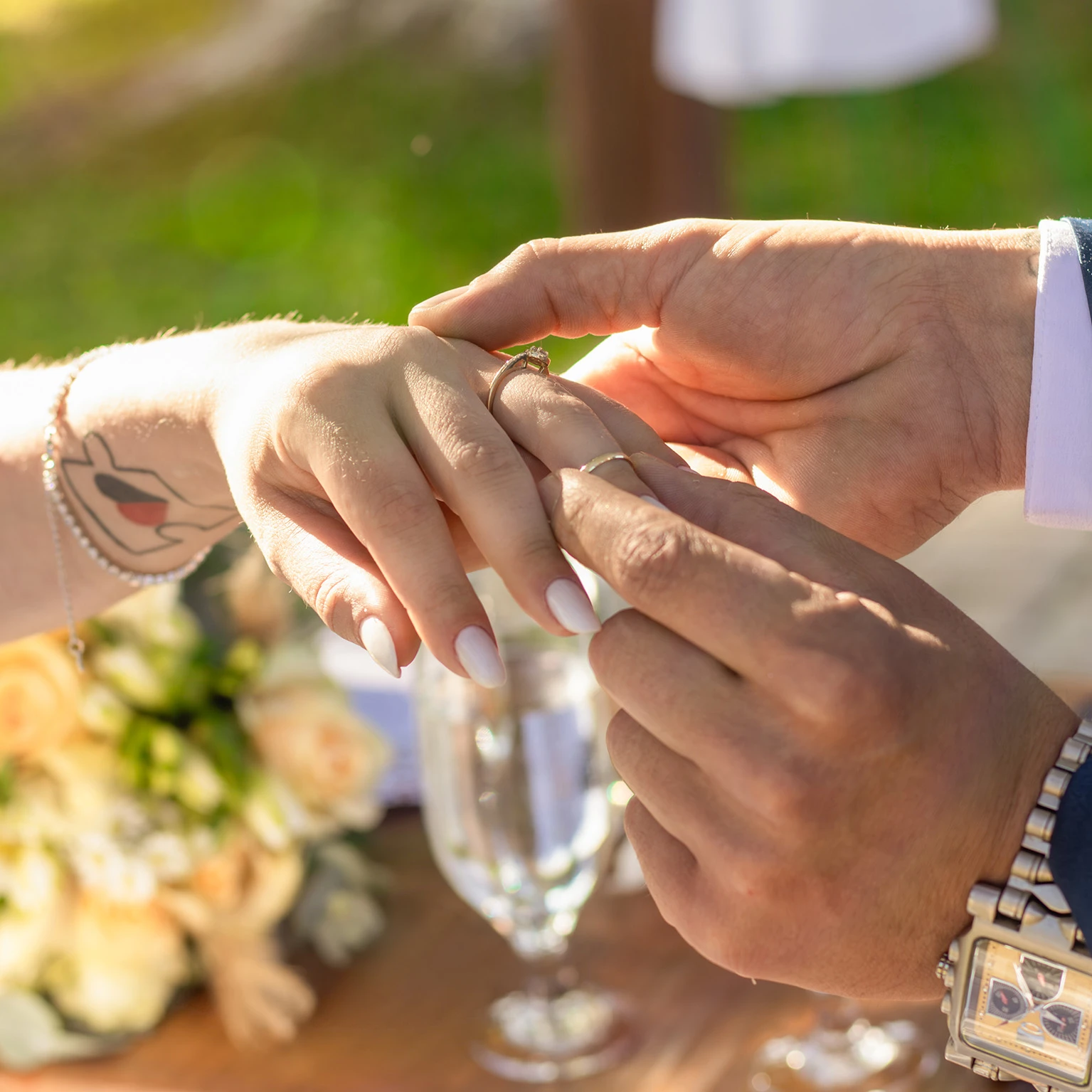 Detalhes de alianças em casamento