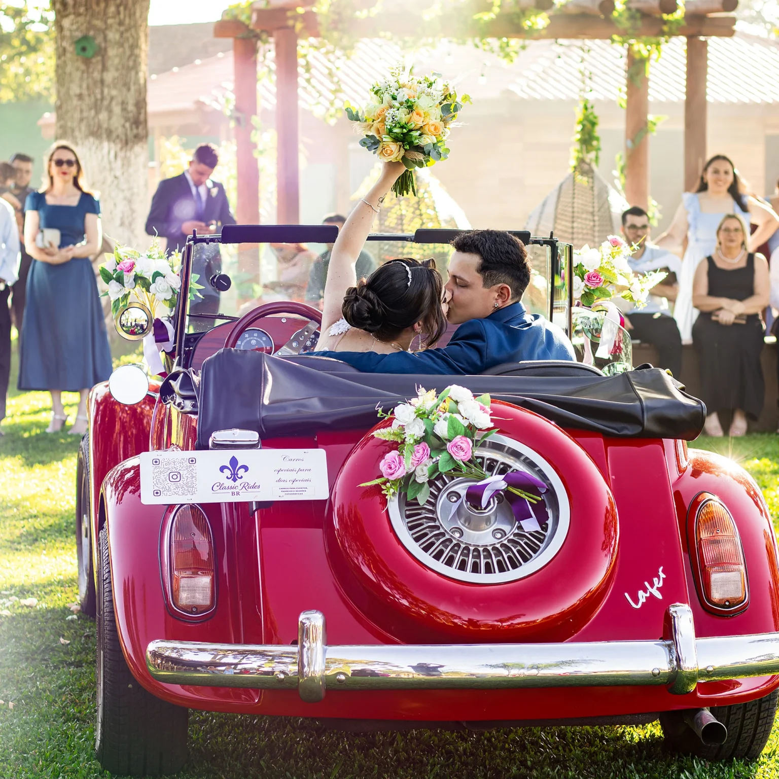Encerramento do casamento com noivos em destaque