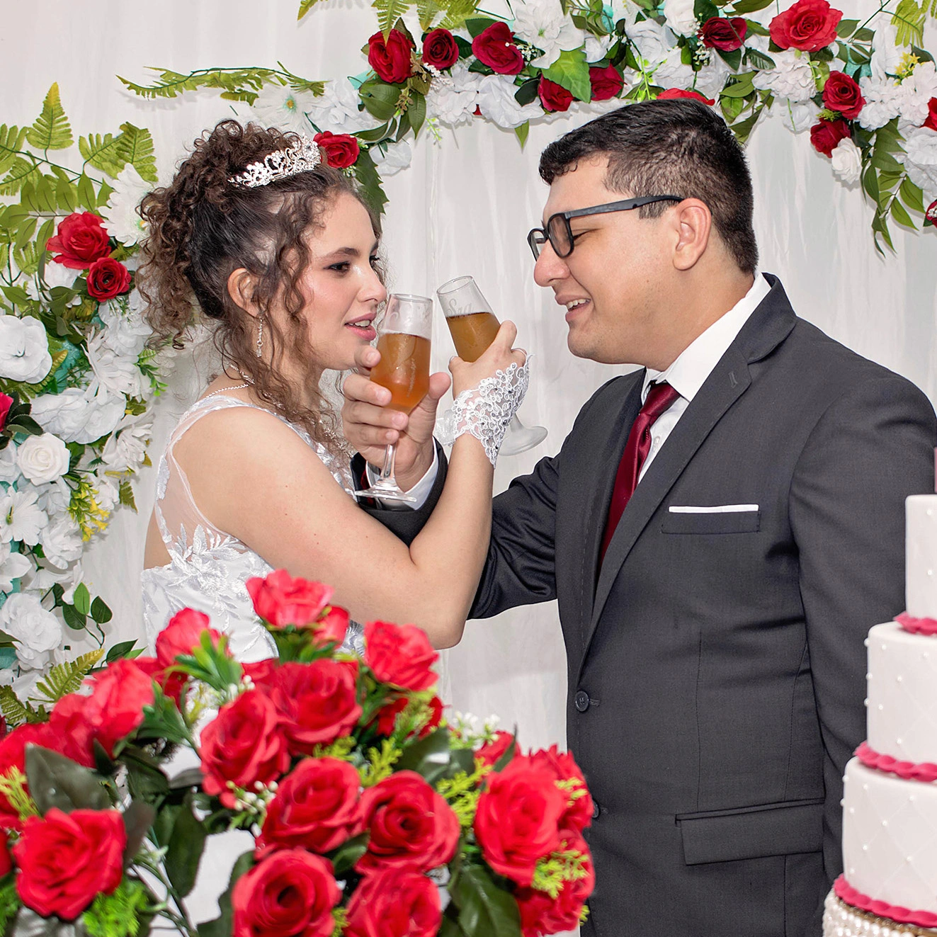 Noivos celebrando com brinde durante casamento