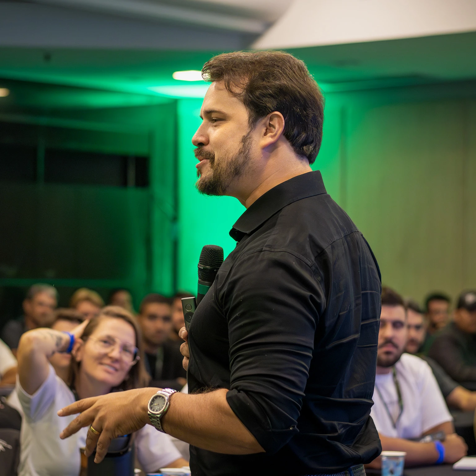 Interação entre palestrante e convidados durante cobertura de evento