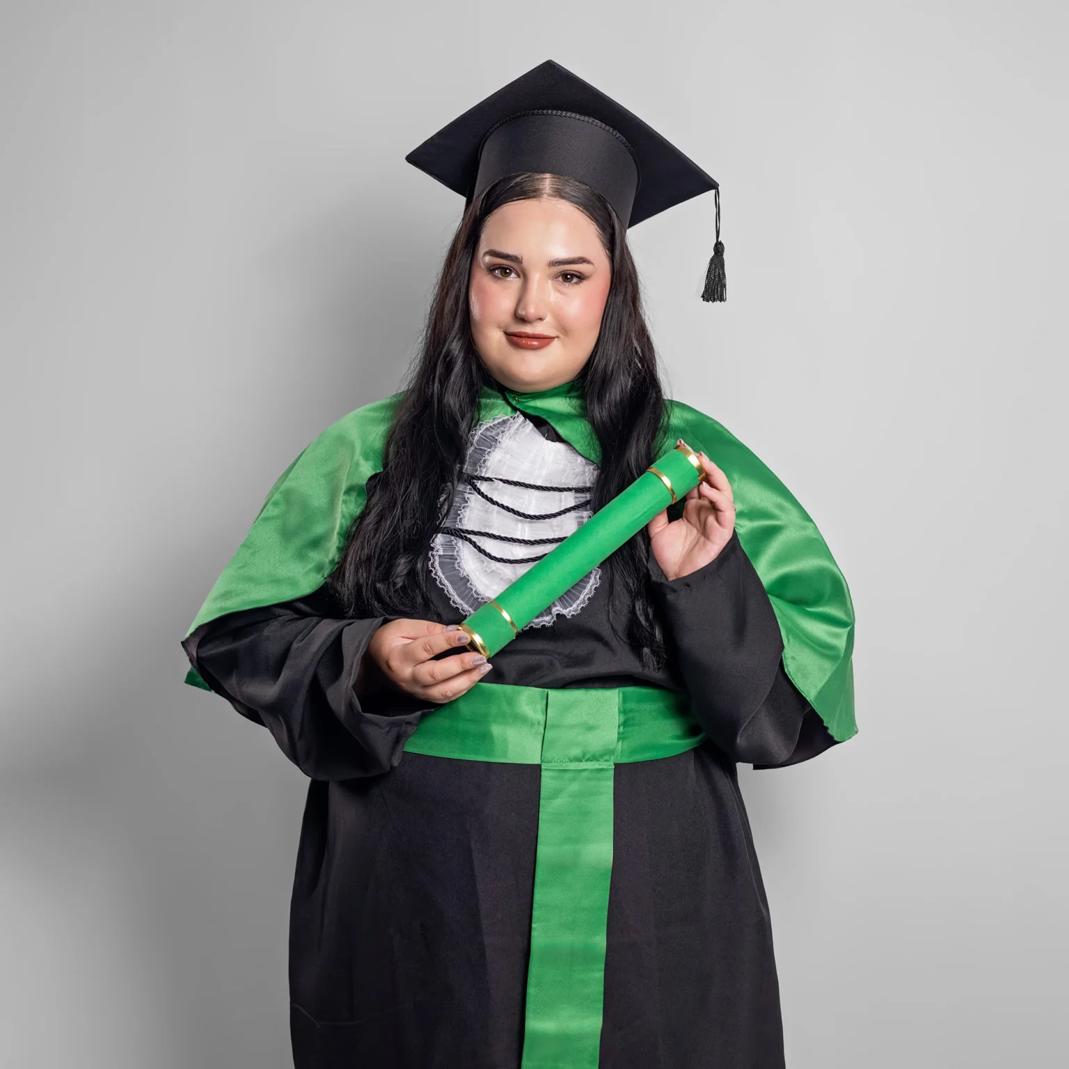 Ensaio de formatura em Curitiba com beca e capelo