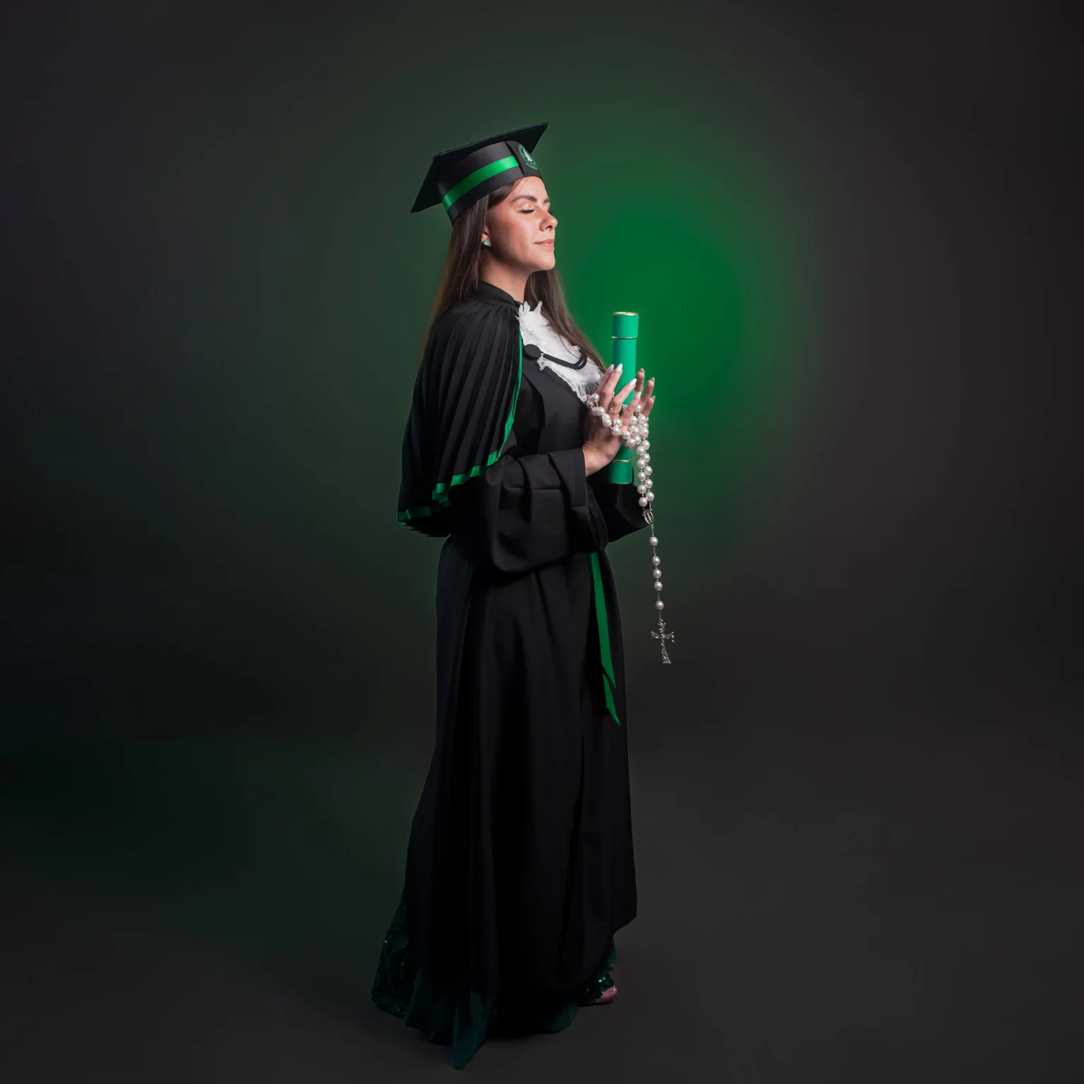 Fotografia de formatura com fundo escuro e iluminação contrastada