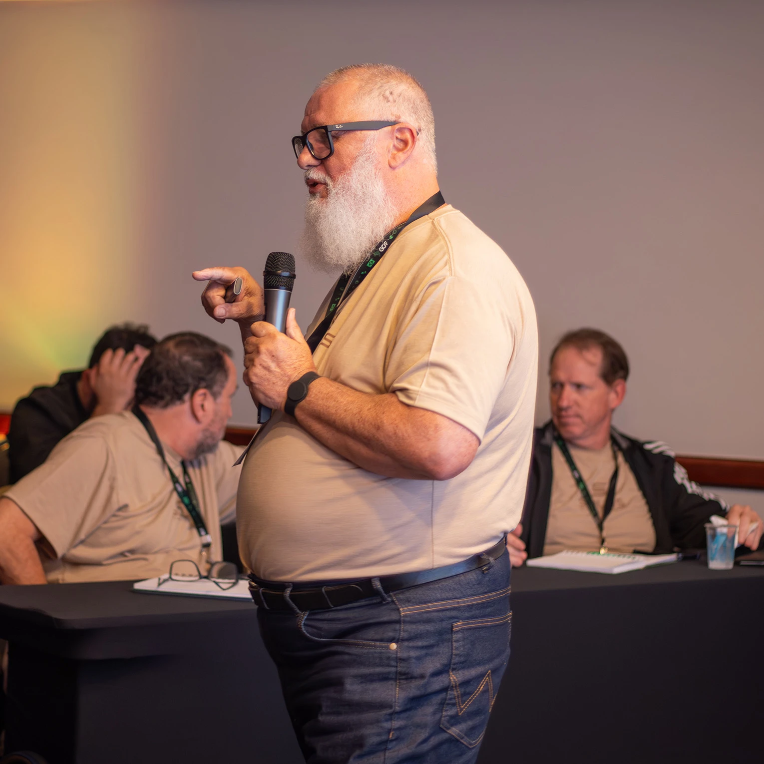 Profissionais em networking durante evento corporativo