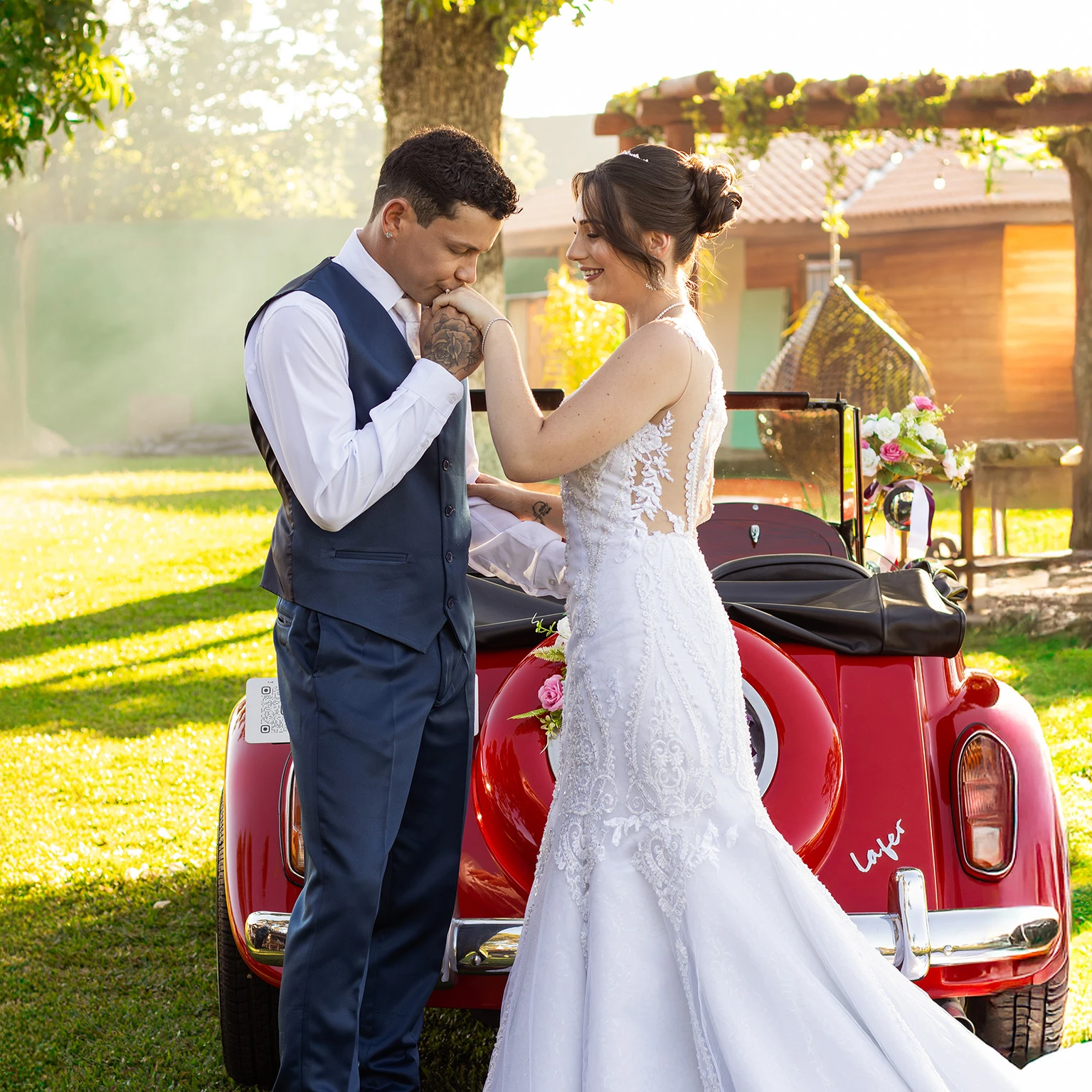 Foto em casamento de Curitiba-PR, com os noivos.