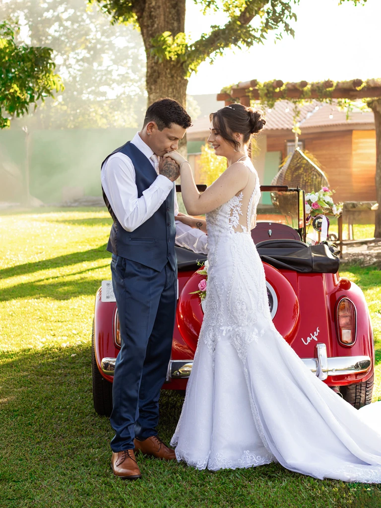Casal durante casamento registrado por estúdio de fotografia profissional em Curitiba.