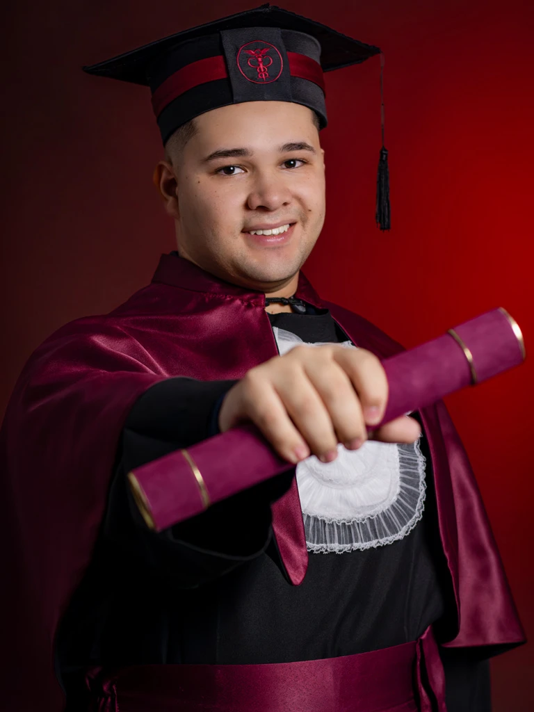 Foto profissional de formatura realizada em Curitiba por MIlena e Kaue.