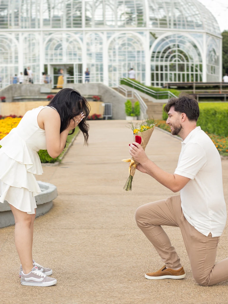 Pedido de casamento registrado por estúdio de fotografia profissional em Curitiba, no Jardim Botânico